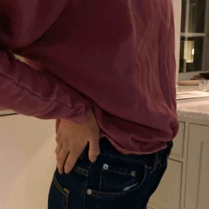  - Vinröd tjocktröja som är får Zara. Även fast den är ganska liten till storleken fungerar den bra! 