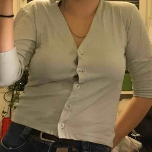  - Ljusblå skjorta som är kortärmad. från vero Moda. 