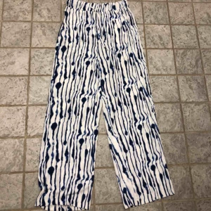  - Ett par somriga byxor som sitter väldigt bra men är sjukt sköna samtidigt, använda en gång 