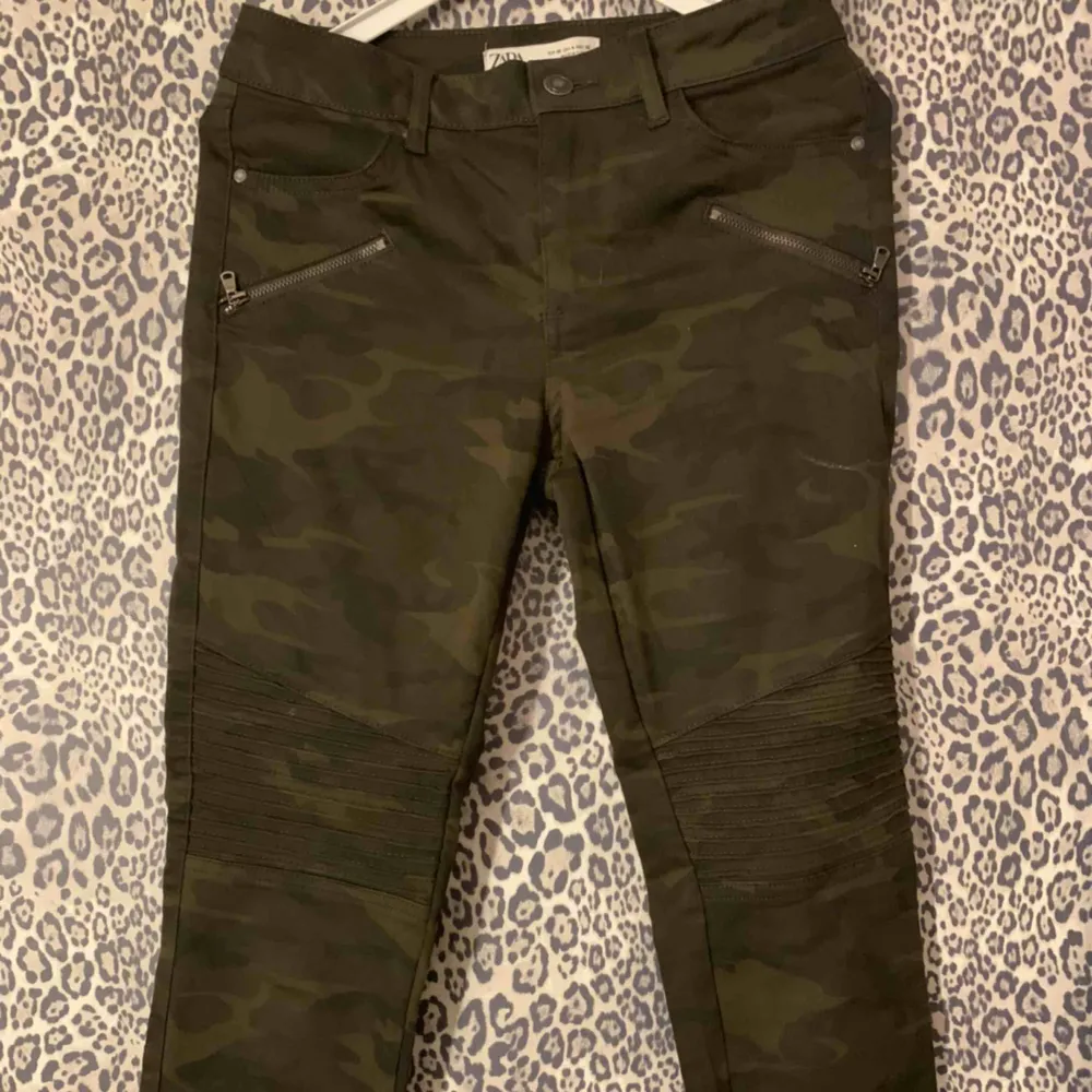 Camouflage jeans från Zara. Använda typ en gång. Stretchiga och sköna. . Jeans & Byxor.