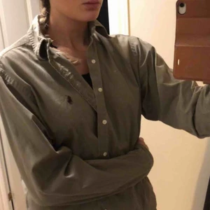  - Ralph Lauren skjorta i storlek Large som är i hyfsat bra skick, använd i många år.