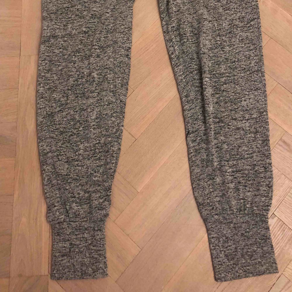 Ett par super sköna mjukis byxor från Gina tricot. Bara använd ett fåtal gånger vilket innebär att de är i perfekt skick! Frakt: 25kr. Jeans & Byxor.