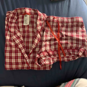  - Supermysig pyjamas från h&m, tyvärr för liten därför jag säljer. Långärmad överdel och kortbenta byxor. I fint skick! Tvättad endast några gånger. Storlek s 