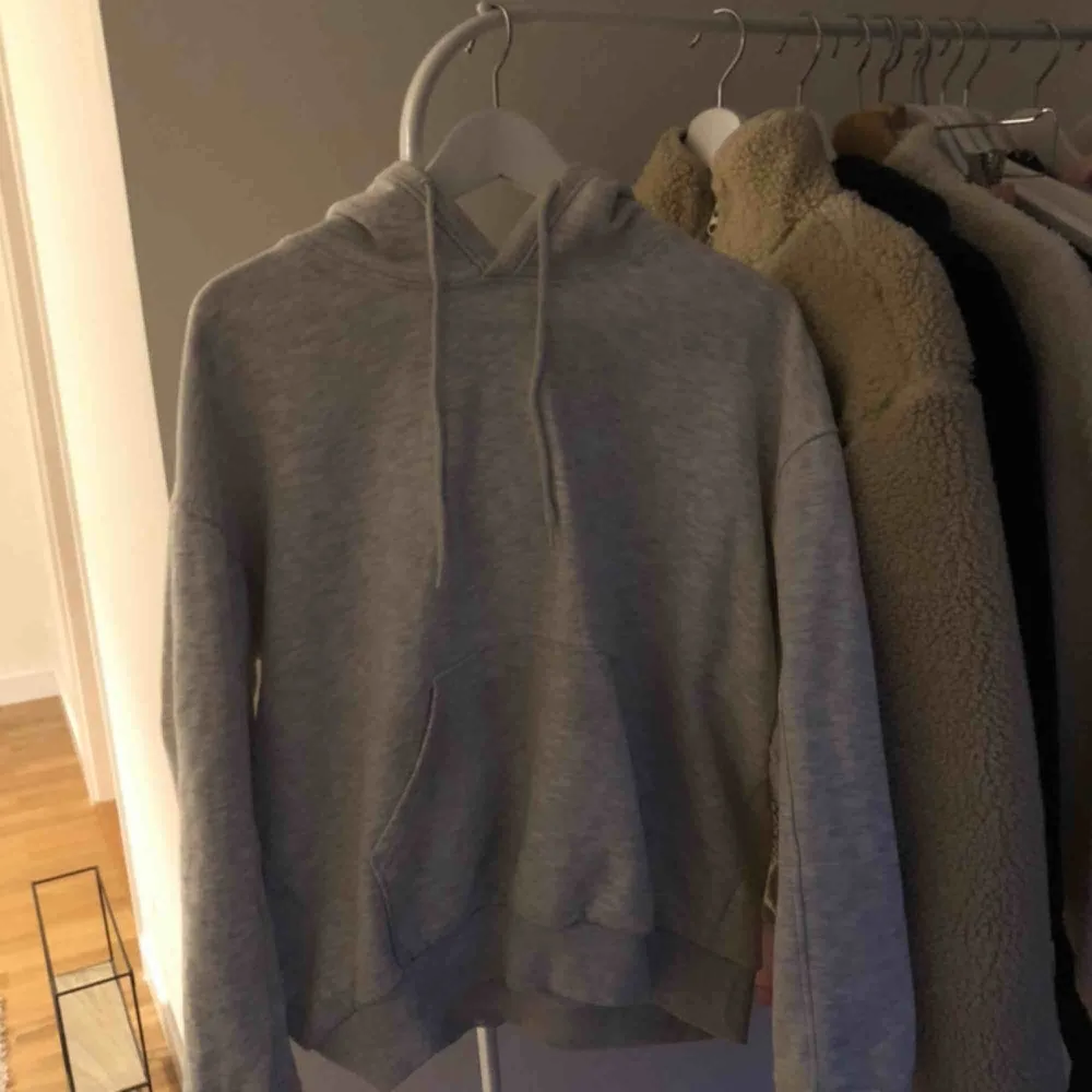 Basic, snygg, grå hoodie från Weekday⭐️. Hoodies.