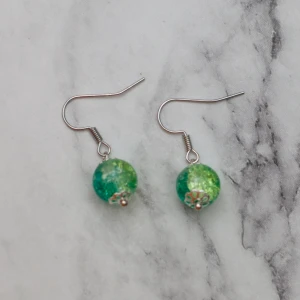  - Fina örhängen med tvåfärgade glaspärlor. Nickelfria.