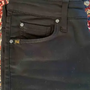Säljer oanvända svarta tiger of sweden jeans i modellen Shelly. Köpta på boozt.com innan jul.  Endast provade. 