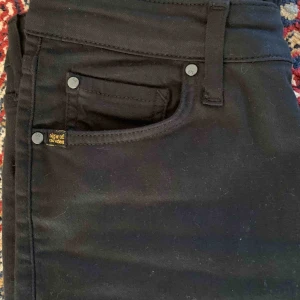 - Säljer oanvända svarta tiger of sweden jeans i modellen Shelly. Köpta på boozt.com innan jul.  Endast provade. 