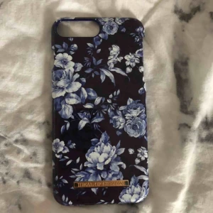  - Skal från ideal of sweden som passar för IPhone 6/7/8 plus. Väldigt sparsamt använd. Finns en liten defekt (se bild 3) Nypris: 299kr