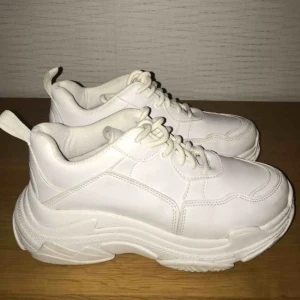  - 250 kr✨ Vita Nelly chunky sneakers storlek 36 använda fåtal gånger. Bra skick. Säljes pga stora i storleken. Nypris 399 kr. Möts i Stockholm eller köpare står för frakt📦 💘 