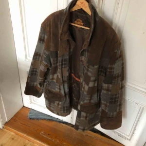  - Vintage 90-tals jacka från Petroff. Ganska stor så passar bra med fet hoodie eller tjocktröja under. Kan hämtas i Uppsala eller skickas mot fraktkostnad 