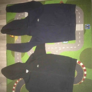  - Hejsan  Säljer två fina Lacoste koftor i väldigt bra skick.  Den svarta har storleken 14 år (158) medans den andra har storlek 16 år (164)  Fraktas endast!