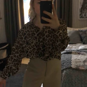  - Leopard blus från zara i L men jag är en s-m passar instoppad eller som klänning 