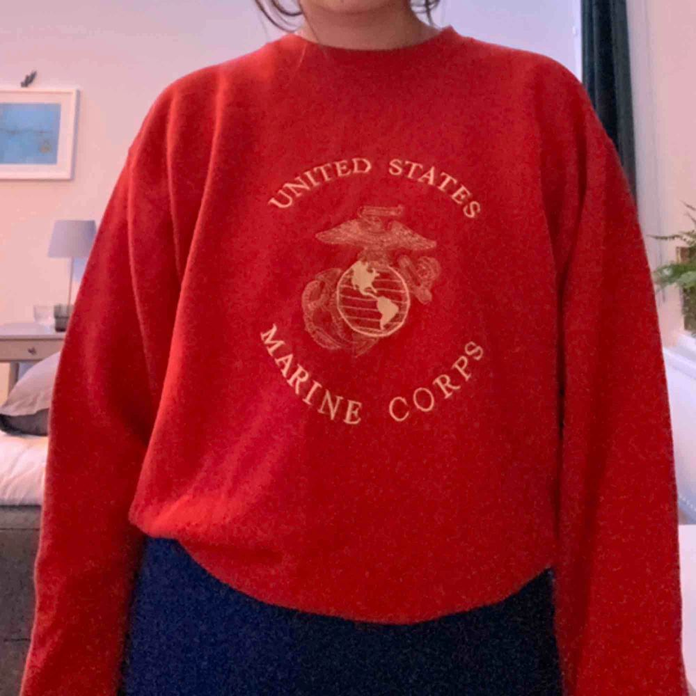 Röd sweatshirt marine corps tröja med guldig brodyr. Äkta marin tröja som de i usa har på sig i militären. Pris kan diskuteras . Tröjor & Koftor.