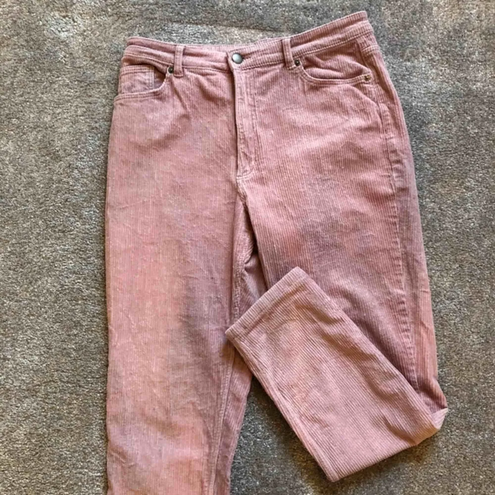 rosa byxor i manchester från Monki. färgen syns bäst på första och tredje bilden. frakten ingår i priset. självklart billigare om man möter upp ✨. Jeans & Byxor.