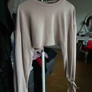  - Croppad sweatshirt i beige/rosa färg från Zara. I storlek S med detalj i ärmarna. Använt ett FÅTAL gånger och ser ut som NY.