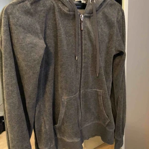  - Säljer i set ifrån cubus, använt skick å är inga snören till byxorna Hämtas i Söråker eller står köparen för frakten 