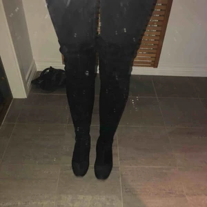  - Ett par svarta overknee stövlar ifrån Nelly. Nypris 599 kr. Säljer då de inte längre kommer till användning. Köpare står för frakt. 