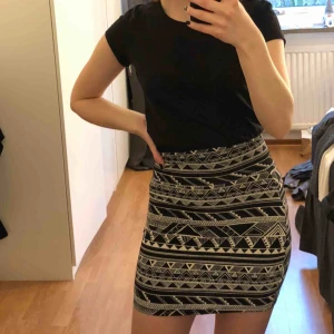  - Snygg PINK-kjol. Den är aldrig använd och lappen finns fortfarande kvar. Nypris 250kr. Väldigt stretchig. Köparen står för frakt.  