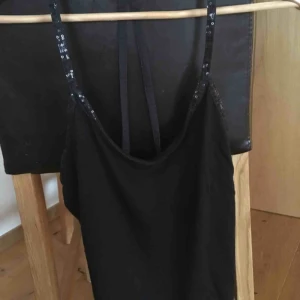  - Snygg festtopp med öppen rygg