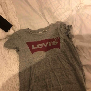  - Levis tröja fint skick, använd fåtal gånger, kan mötas upp i norrköping annars står köparen för frakten