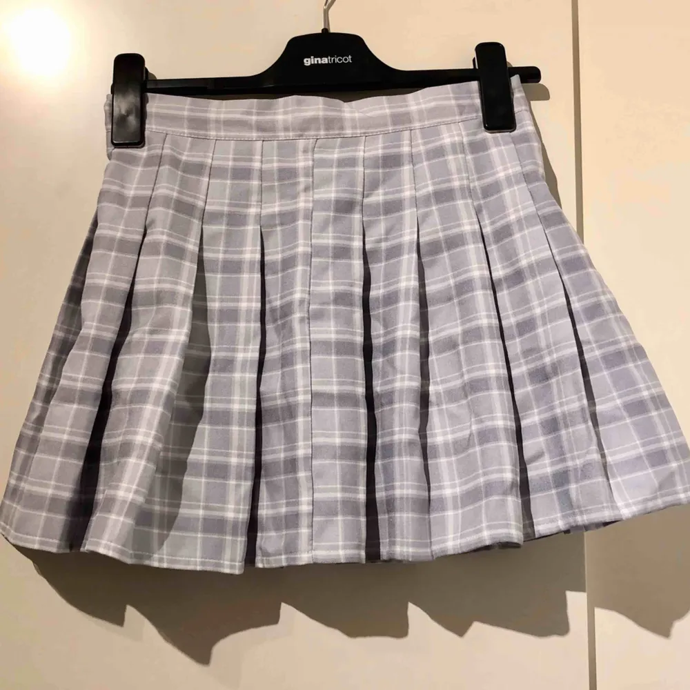Ljusgrå och vit rutig tenniskjol från koreanska märket Chuu. Har inbyggda shorts, så kjolen funkar att ha när det blåser! Dragkedja baktill. Säljer pga för liten💞 (säljer en likadan i ljusrosa också, kolla min sida!). Kjolar.