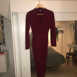  - En fin fest klänning/balklänning. Fint skick! Skulle säga att det är en 34/36 