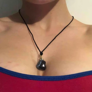 Halsband med äkta Sten - Ett halsband med en äkta sten. Fraktas. Fint skick 