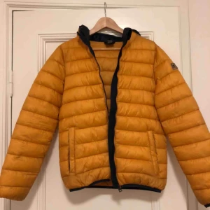  - En gul champion dunjacka. Väldigt skön och en mycket bra kvalitet. Köptes för ett år sedan. Storlek s men passar m. Kunden står för frakten :). 