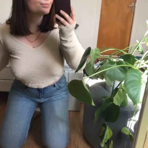  - Så snygg croppad finstickad topp från pull & bear i strl M 💟 Sparsamt använd. Mjukt material!! 