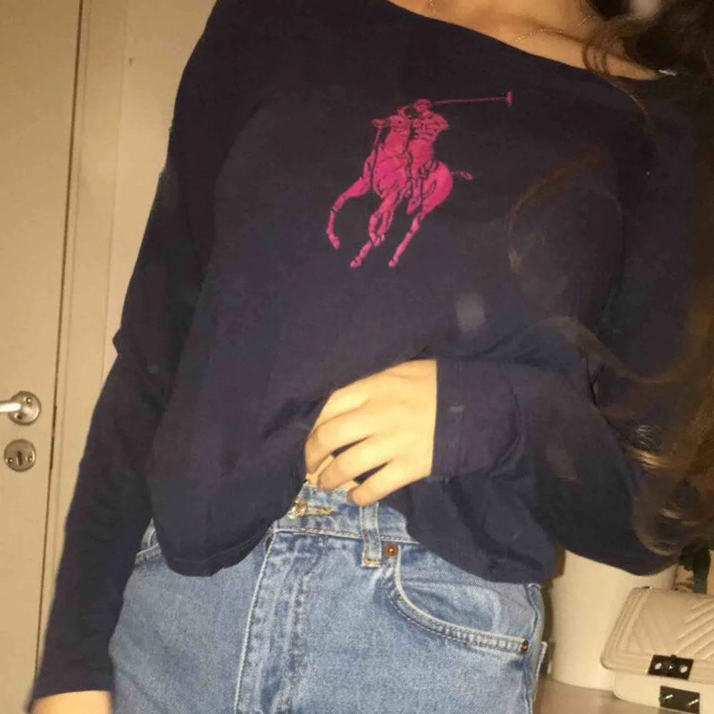 Mörkblå tröja från ralphlauren, Gammal favorit men används tyvär inte längre💕, (Fläckarna på bilden är från kamera ljuset och int tröjan ). Toppar.