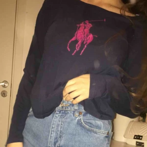  - Mörkblå tröja från ralphlauren, Gammal favorit men används tyvär inte längre💕, (Fläckarna på bilden är från kamera ljuset och int tröjan )