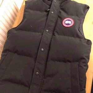  - Säljer nu min canada goose då den ej kommer till användning, nypris 4199kr. Nyaste modellen köpt på johnells i kungens kurva.
