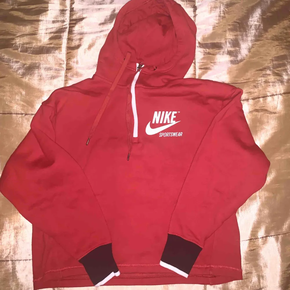 Nike crop tröja i storlek xs använd några gånger, jättefint skick. Hoodies.