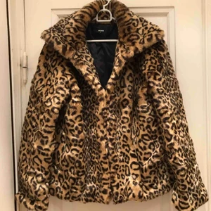 Leopardjacka - Fluffig leopardjacka i nyskick, aldrig använd!! (Nypris: 699 kr)  Finns att hämta i Bandhagen, eller skickas mot frakt!