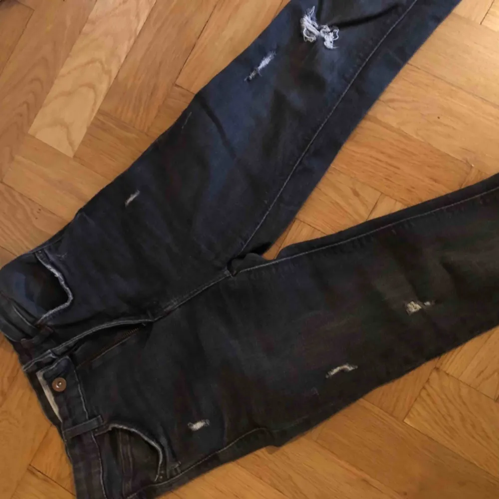 Superfina mörkgråa jeans från Zara med slitningar. Storlek 34 vilket motsvarar en xs. Frakt tillkommer. Jeans & Byxor.