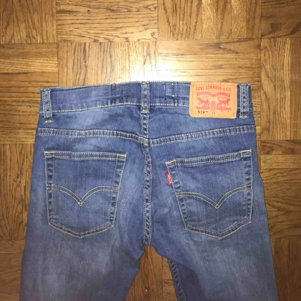 Ett par jeans från Levis. Använda ett få tal gånger (ksk 2 gånger). Säljer på grund av att de aldrig kommer till användning. Pris kan diskuteras. (Frakt inkommer.) ☺️🦋 buda!! . Jeans & Byxor.