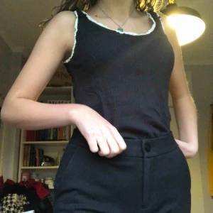  - Mörkblått Odd-Molly linne. Går att styla med mycket och kryddar upp outfiten.  Nypris: 545 kr Mitt pris: 150 kr Storlek: 1 (xs-M)