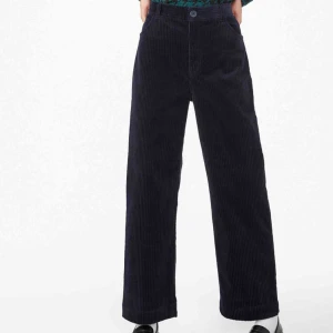  - Marinblå byxor från monki! Passar XS-S 💘 Frakt på 50 kr tillkommer