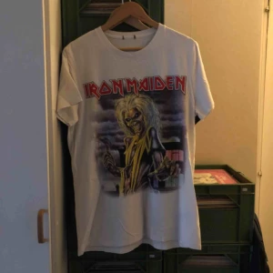  - Iron Maiden - Medium - kan hämtas i Uppsala eller skickas mot fraktkostnad 