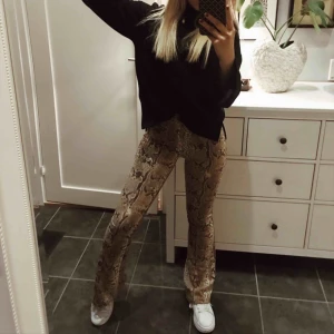  - Ormskinnstights väldigt stretchiga 