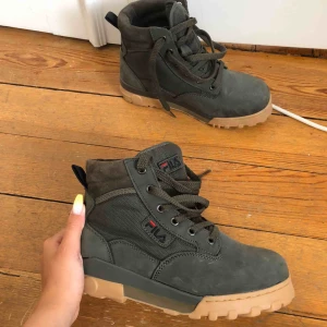  - Kängor från fila använda ett fåtal gånger. VÄLDIGT bra skick. Små i storleken så passar som en 37 enligt mig. Säljer pga måste bli av med kläder. Köparen står för frakten!! Kan även hämtas upp i Linköping. Betalning sker via swish. 