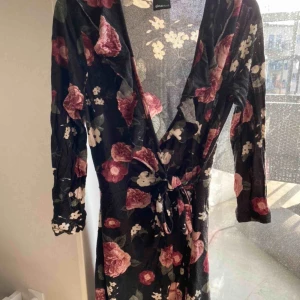  - Klänning ifrån ginatricot. Superhärlig som passar till jul som sommaren. Skickas eller hämtas upp i Sölvesborg. Köparen står för frakten.