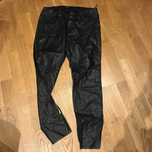  - Skinnbrallor med blixtlås nertill på benen.  Små i storleken. Köparen står för frakt 