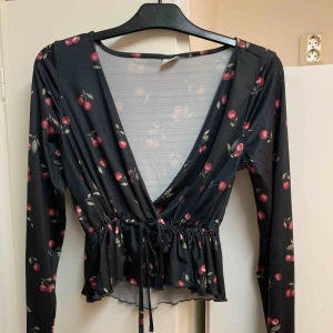  - Riktigt fin tröja från Gina i str m med snöre som man kan dra in i midjan.