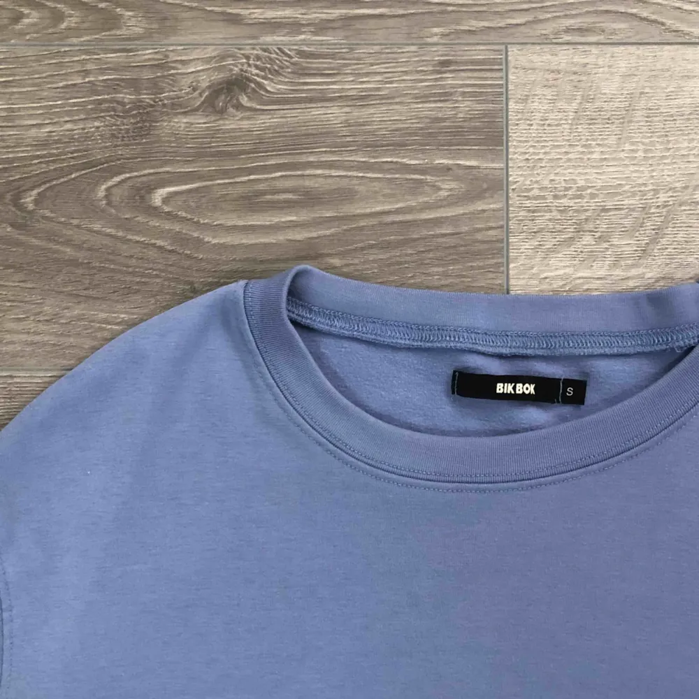 En lite kortare tröja från BikBok i en jättefin blå färg!  Endast använd ett fåtal gånger och i jättefint skick. Storlek S, frakt tillkommer💖. Tröjor & Koftor.