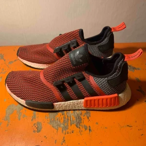  - Adidas NMD sneakers, saknar skosnören. Hyfsat använda men funkar bra och ser schyssta ut! 💫💫