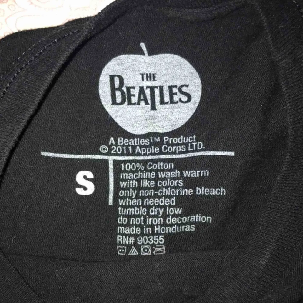 Jättefin t-shirt med the Beatles på. Tyvärr måste jag sälja då den har blivit för liten 🥺. Kan mötas upp i Gävle eller frakta då köparen står för kostnaden!❤️ Kolla gärna in mina andra inlägg! . T-shirts.