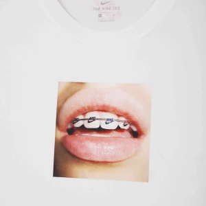  - Suuupersnygg & cool nike-tröja i VIT, kom aldrig till användning. Strk S men är en oversize modell💖🥺💖🥺🤩✨