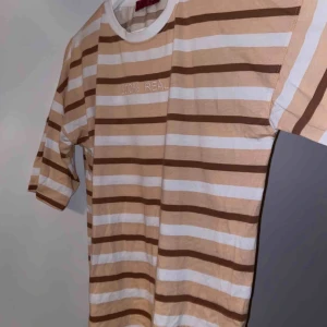  - En något längre t-shirt som passar bäst enligt mig till ett par vida jeans och låta t-shirten hänga över!!! Den är från boohoo och sitter tajt och bra i halsen! Hör av er vid intresse, frakt tillkommer på 63kr!❤️