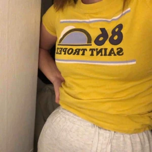  - Skit fin tisha från saint tropez, tröjan har en härlig gul färg som passar jätte bra med ljusa jeans. Säljer eftersom jag inte använder den längre och känner att den förtjänar en ny ägare💕🥰